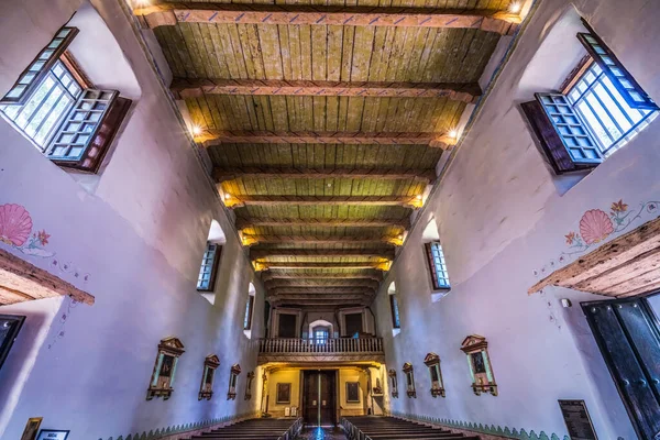 Basilica Kapıları Arka Misyon San Diego de Alcala California Girişi. Junipero Serra tarafından 1769 'da kurulmuş, Kaliforniya' daki ilk görev.