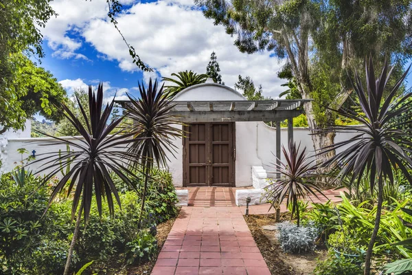 Garden Gate Witte Abobe Missie San Diego Alcala Californië Opgericht — Stockfoto