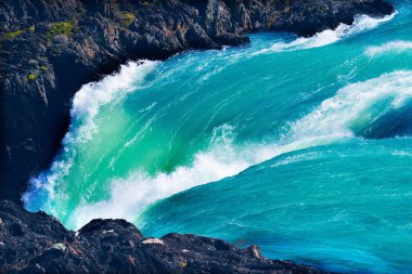 Mavi Salto Grande Şelalesi Pehoe Gölü 'ne yakın Lago Torres del Paine Ulusal Parkı Patagonya
