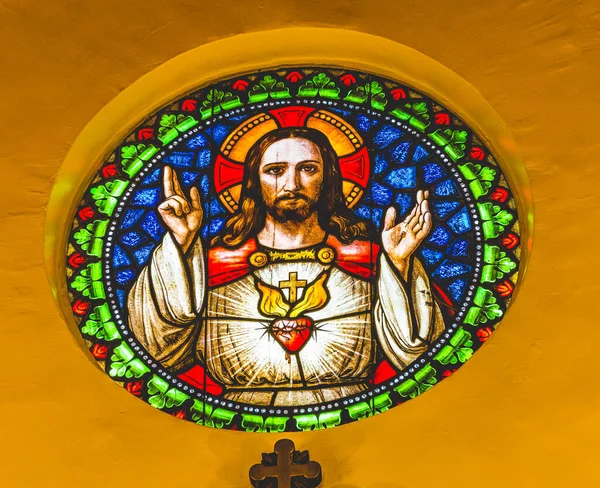 プンタ アレナス 2019年12月22日聖なる心イエス キリストステンドグラス聖なる心大聖堂プンタ アレナス チリ教会は1898年に完成しました — ストック写真