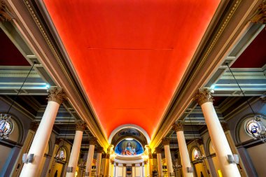 Punta Arenas, Şili - 22 Aralık 2019 Bazilika Turuncu Tavan İsa Fresco Kutsal Kalp Katedrali Punta Arenas Şili Kilisesi 1898 yılında tamamlandı. Kitapta İspanyolca 