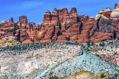 boyalı çöl renkli sarı çim toprakları turuncu kum taşı kırmızı ateşli fırın arches Ulusal Parkı moab utah usa southwest. 