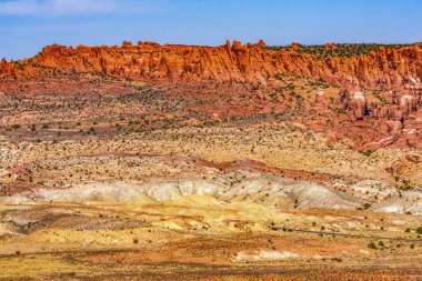 boyalı çöl renkli sarı çim toprakları turuncu kum taşı kırmızı ateşli fırın arches Ulusal Parkı moab utah usa southwest. 