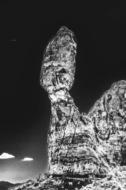 Siyah ve Beyaz Dengeli Kaya Kemerleri Ulusal Parkı Moab Utah ABD Güneybatı. Klasik kumtaşı büyüsü.