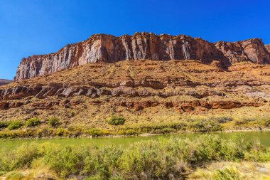Colorado nehir yansıma yeşil çimen red rock canyon arches Ulusal Parkı moab utah güneybatı ABD dışında. 