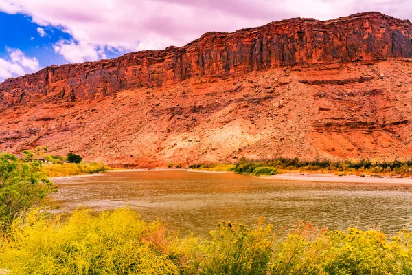 Řeka Colorado Reflexe Zelené Trávy Red Rock Canyon Mimo Oblouky — Stock fotografie