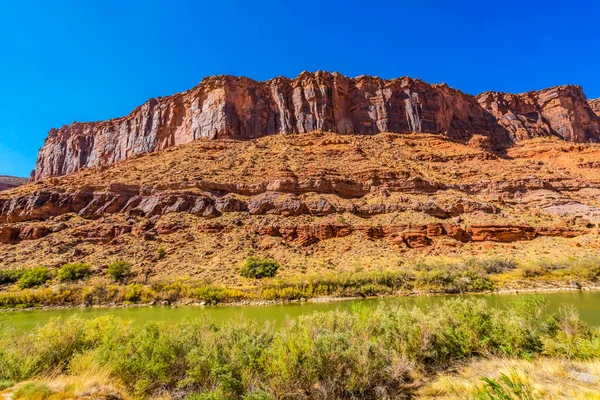 Отражение Реки Колорадо Зеленая Трава Красная Скала Каньон Пределами Национального — стоковое фото