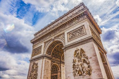 Arc de Triomphe Charles de Gaulle Paris Fransa 'da. Champs Elysees 'ye, Fransız Unkown askerlerinin bulunduğu yere. Devrimci Napolyon ve diğer savaşlarda savaşanları onurlandırır..