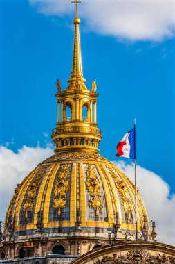 Gikdeb Kubbesi Fransız Bayrağı Les Invalides Paris Fransa. Kral 4. Louis 1670 'te kiliseyi kurdu. Muhalifler, Napolyon 1 de dahil olmak üzere ünlü askeri figürlerin mezarlarıyla büyük bir askeri muesum haline geldi.