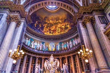 Mary Madeleine Angels, Fransa 'nın Madeleine Kilisesi' ni boyayan Altar Dome 'u Heykelleştirdi. Katolik Kilisesi 1800 'lerde Napolyon' un ordusunun şanına tapınak olarak kuruldu, sonradan Mary Magdalene adını aldı.
