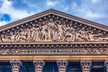 İsa 'nın Son Hüküm Heykelleri La Madeleine Kilisesi Paris Fransa' ya bakıyor. Katolik Kilisesi 1800 'lerde Napolyon' un ordusunun şanına tapınak olarak kuruldu, sonradan Mary Magdalene adını aldı.