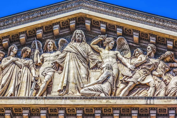 İsa 'nın Son Hüküm Heykelleri La Madeleine Kilisesi Paris Fransa' ya bakıyor. Katolik Kilisesi 1800 'lerde Napolyon' un ordusunun şanına tapınak olarak kuruldu, sonradan Mary Magdalene adını aldı.