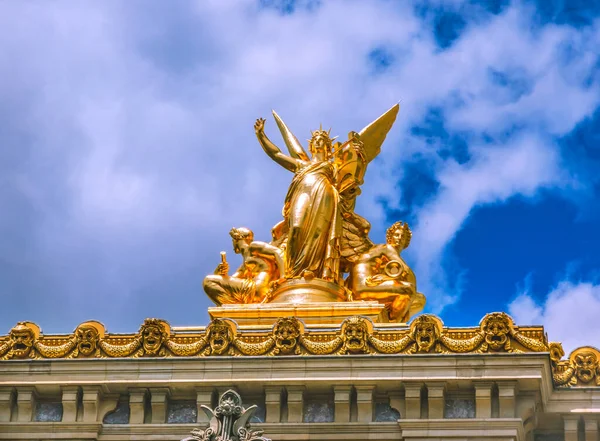 法国巴黎加尼耶宫的金和谐雕像国家歌剧院 歌剧于1875年开演 Charles Gumery的雕像 1827 1871 — 图库照片