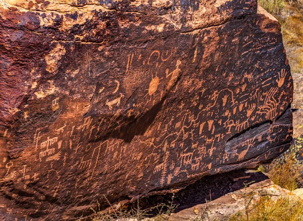 インドのペトログリフ新聞ロック ペトリファイド フォレスト国立公園アリゾナ州 紀元前1499Bcと1000Adの間に作成された古代のシンボルは 先住民によって岩に引っ掻かれました — ストック写真