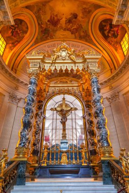 Altın Haç Ana Sunak Kilisesi Paris 'i işgal etti. 1670 'i kilise yarattı. Muhalifler Napolyon 1 de dahil olmak üzere ünlü askeri figürlerin mezarlarıyla askeri muesum oldular.