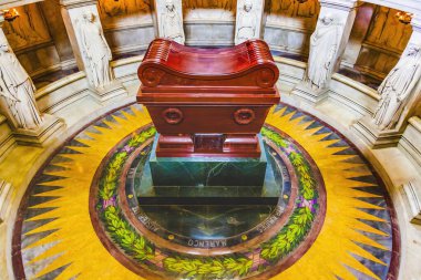 Napolyon 'un Kubbe Altındaki Mezarı Fransa' yı işgal etti. Kral 4. Louis 1670 'te kiliseyi kurdu. Napolyon 1 'in mezarları olan muesumlar 1861' de buraya yerleştirildi.