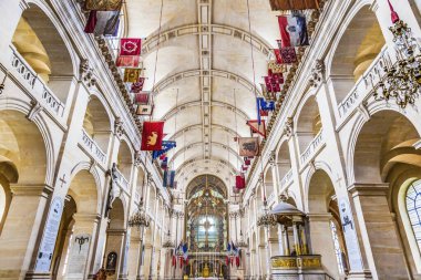 Kubbe Kilisesi Altın Haç Ana Altar Les Invalides Paris Fransa. 1670 'i kilise yarattı. Muhalifler Napolyon 1 de dahil olmak üzere ünlü askeri figürlerin mezarlarıyla askeri muesum oldular.