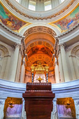 Napolyon Mezarı Kubbe Kilisesi sunağı Le Invalides Paris Fransa. Kilise 1670 'i yarattı. Napolyon 1 'in mezarları olan muesumlar 1861' de buraya yerleştirildi.