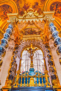 Altın Haç Ana Sunak Kilisesi Paris 'i işgal etti. 1670 'i kilise yarattı. Muhalifler Napolyon 1 de dahil olmak üzere ünlü askeri figürlerin mezarlarıyla askeri muesum oldular.