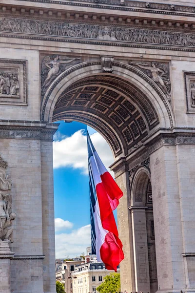 凱旋門フランス国旗パリフランス 1836年にフランス革命とナポレオン戦争で戦死者の記念碑が完成した 無名の兵士の墓が含まれています — ストック写真