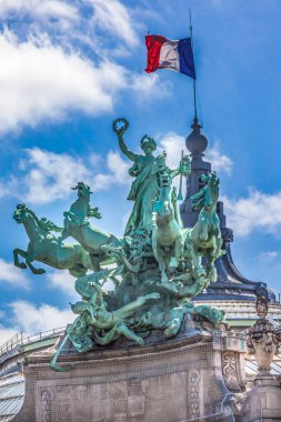 Ölümsüzlük Heykeli Bayrak Grand Palais de Champs Sarayı Paris Fransa Heykeli 1800 'lerin sonlarında George Recipon tarafından 1900' lerdeki Evrensel Sergi için yapıldı.