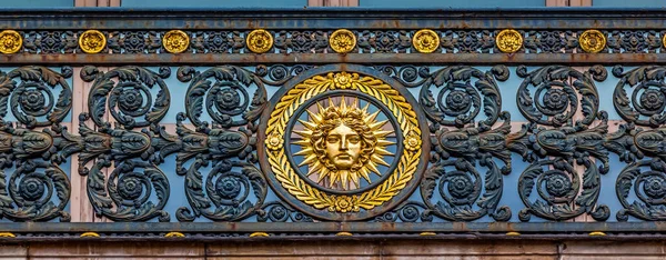 Короля Людовика Xiv Golden Sun King Decoration Правительственное Здание Центре — стоковое фото