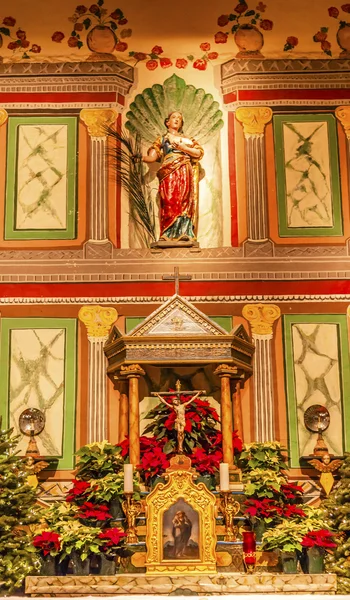 Alte mission santa ines solvang kalifornien basilika altar kreuzen ein — Stockfoto