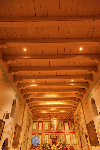 Alte mission santa ines solvang kalifornien basilika altar kreuzen ein — Stockfoto