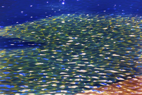 911 memorial zwembad blauw geel groen reflectie patronen abstract — Stockfoto