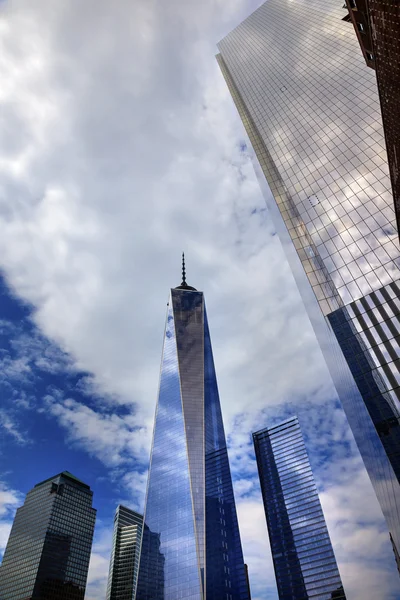 Yeni Dünya Ticaret Merkezi cam gökdelen skyline bina yansıtacak — Stok fotoğraf