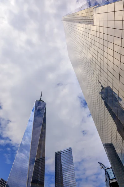 Νέα παγκόσμια εμπόριο κέντρο γυάλινο κτίριο ουρανοξύστης στον ορίζοντα, αντικατοπτρίζουν — Φωτογραφία Αρχείου