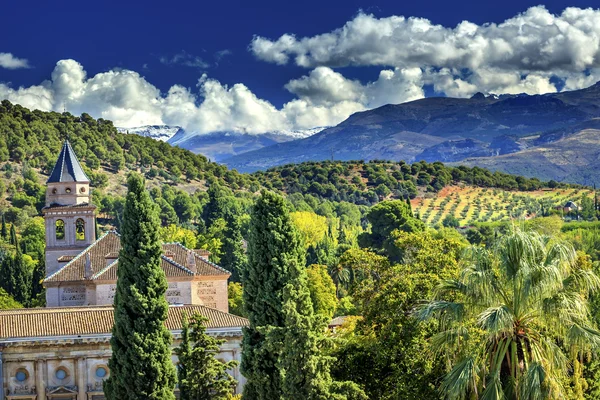Alhambra kerk kasteel torens boerderij bergen Granada Andalusië S — Stockfoto