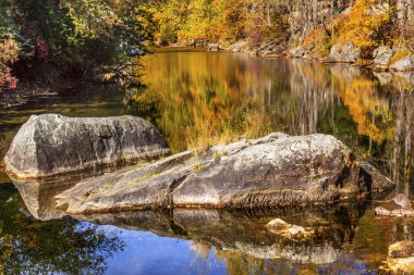 Sonbahar renkleri turuncu yangın yansıma Wenatchee River Valley yakınındaki S