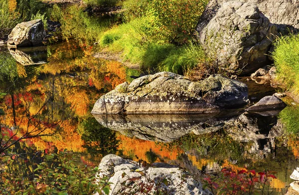 Na podzim barvy Orange Fire reflexe Wenatchee údolí řeky poblíž S — Stock fotografie