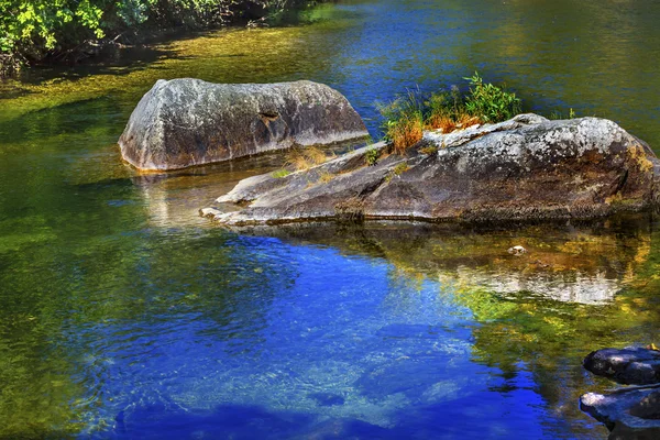 Sommer blau grün Farben Reflexion Felsen wenatchee Flusstal — Stockfoto