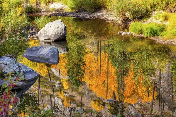 Cores de queda Reflexão de fogo Wenatchee River Valley Perto de Stevens — Fotografia de Stock