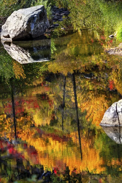 Queda Fogo Laranja Cores Vermelhas Reflexão Wenatchee River Valley Ne — Fotografia de Stock