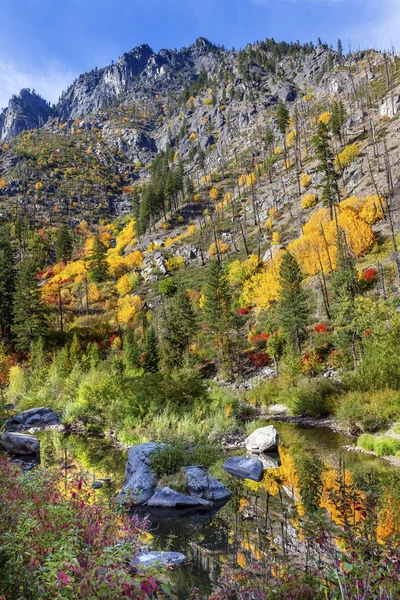 N podzim žluté Red zelené barvy reflexe Wenatchee River Valley — Stock fotografie
