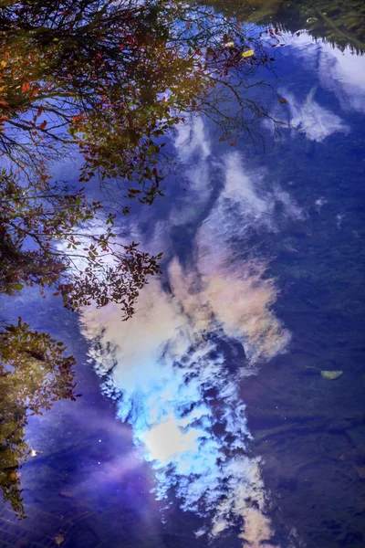 Fall Blue Sky Sun Red Colors Water Reflection Abstract Wenatchee — Stock Photo, Image