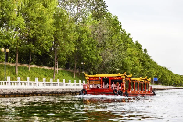 小船旅行运河北京，中国 — 图库照片