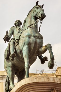 Kral Carlos III atlı heykeli Puerta del Sol Madrid İspanya
