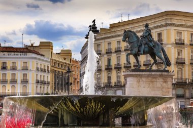 Puerta del Sol ağ geçidi Sun Plaza Meydanı Çeşmesi Kral araba