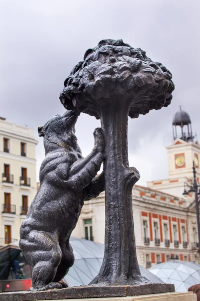 Urso e amoreira Árvore El Oso y El Madrono Estátua Símbolo de Madr — Fotografia de Stock