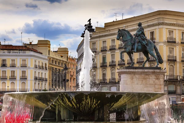 Puerta del Sol ağ geçidi Sun Plaza Meydanı Çeşmesi Kral araba — Stok fotoğraf