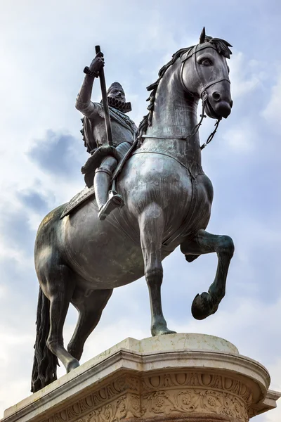 Re Filippo III Statua equestre Plaza Mayor Cityscape Madrid S — Foto Stock