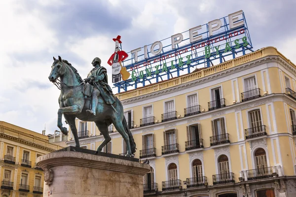 Estátua Equestre Rei Carlos III Tio Pepe Sign Puerta del Sol M — Fotografia de Stock