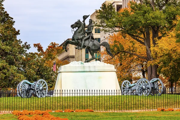 Jackson heykel Canons Lafayette Park sonbahar Pennsylvania Ave yapıldı. — Stok fotoğraf