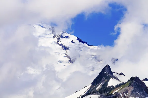 Mount baker onder wolken van kunstenaar punt staat washington — Stockfoto