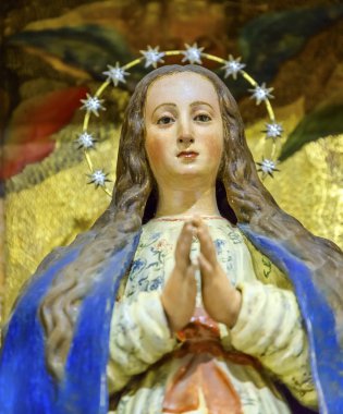 Meryem Ana taç heykel Basilica Santa Iglesia Collegiata de Sa