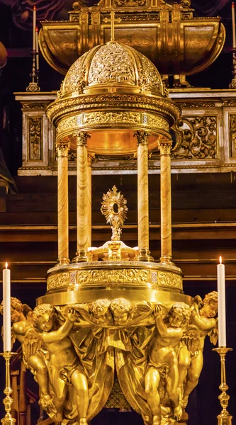 Goldener Taufstein Basilika Statue Santa iglesia collegiata d — Stockfoto